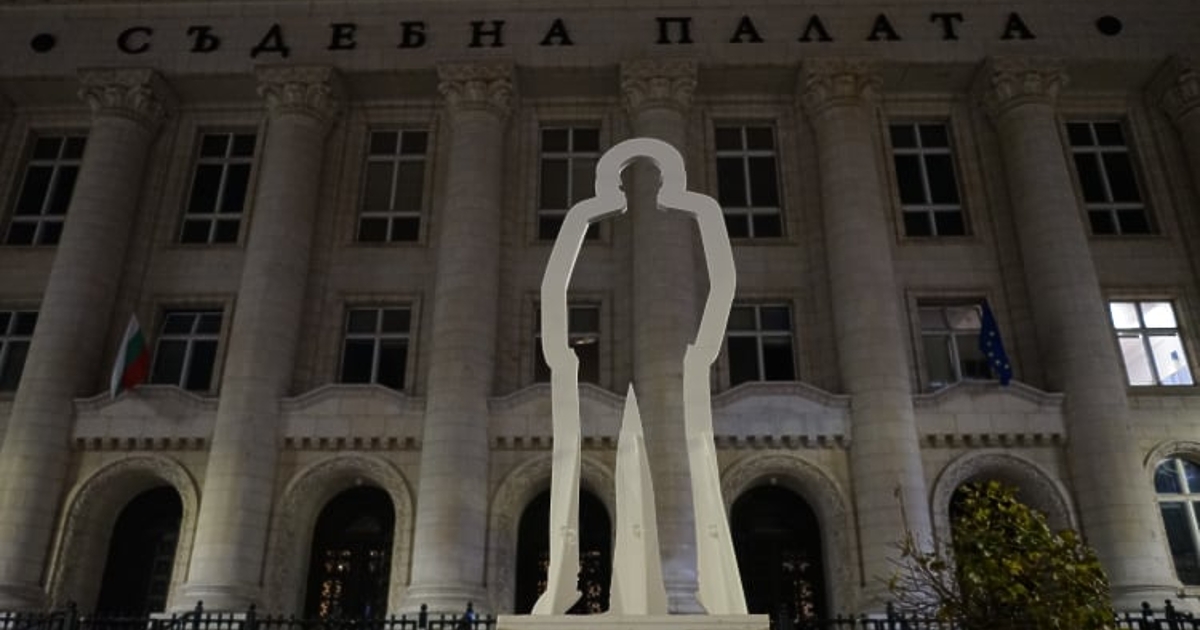 Протест, озаглавен #КОЙ блокира конституцията! - ясна препратка към фигурата