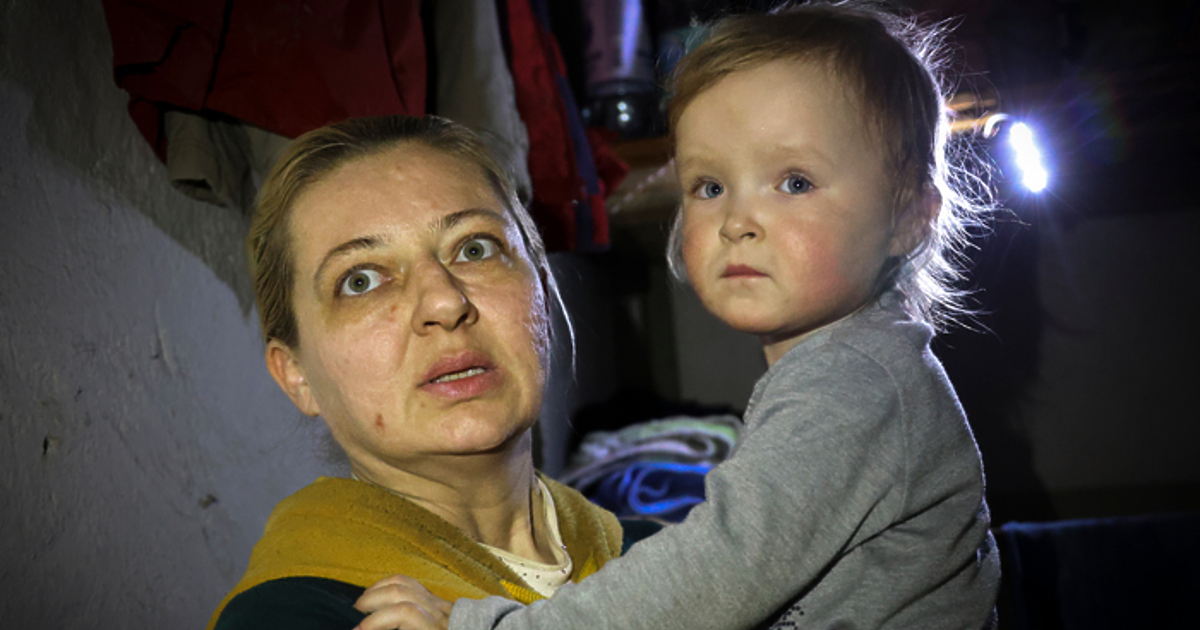 Анна Гин е журналистка и писателка, живее в украинския град Харкив.