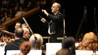 Над 80 артисти мениджъри продуценти организатори на културни събития и