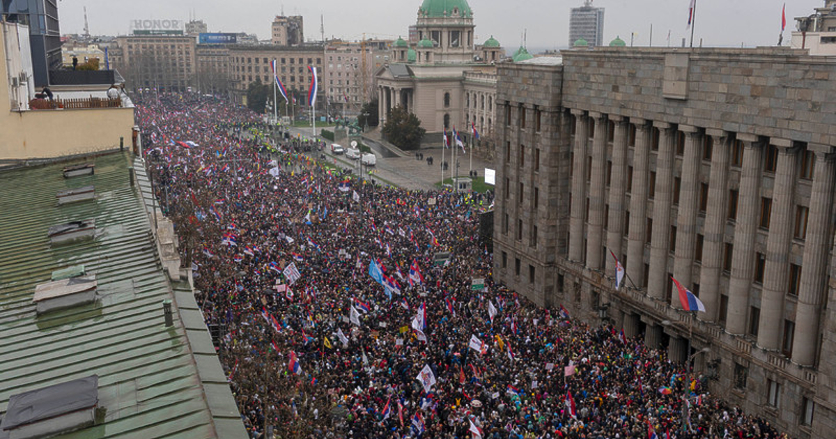 В събота следобед море от хора заля улиците на Белград,