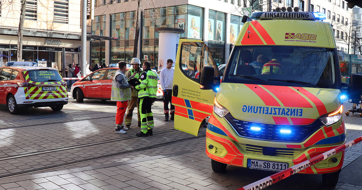 Автомобил се е врязал в множество хора в центъра на