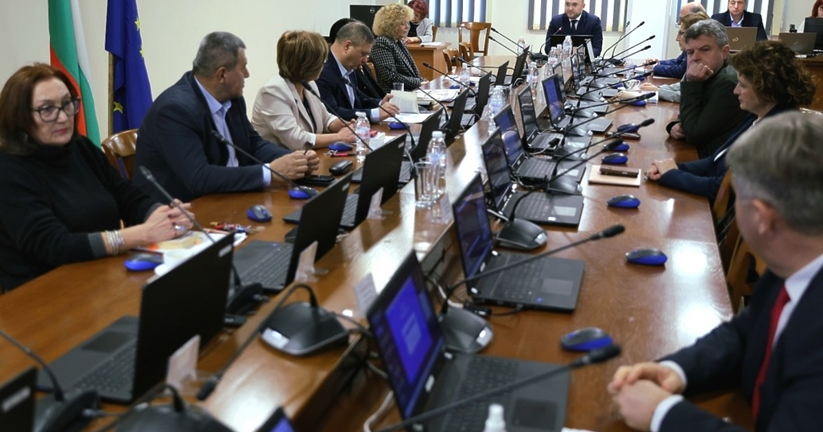 Висшият съдебен съвет е притиснат между две непреодолими пречки: от една