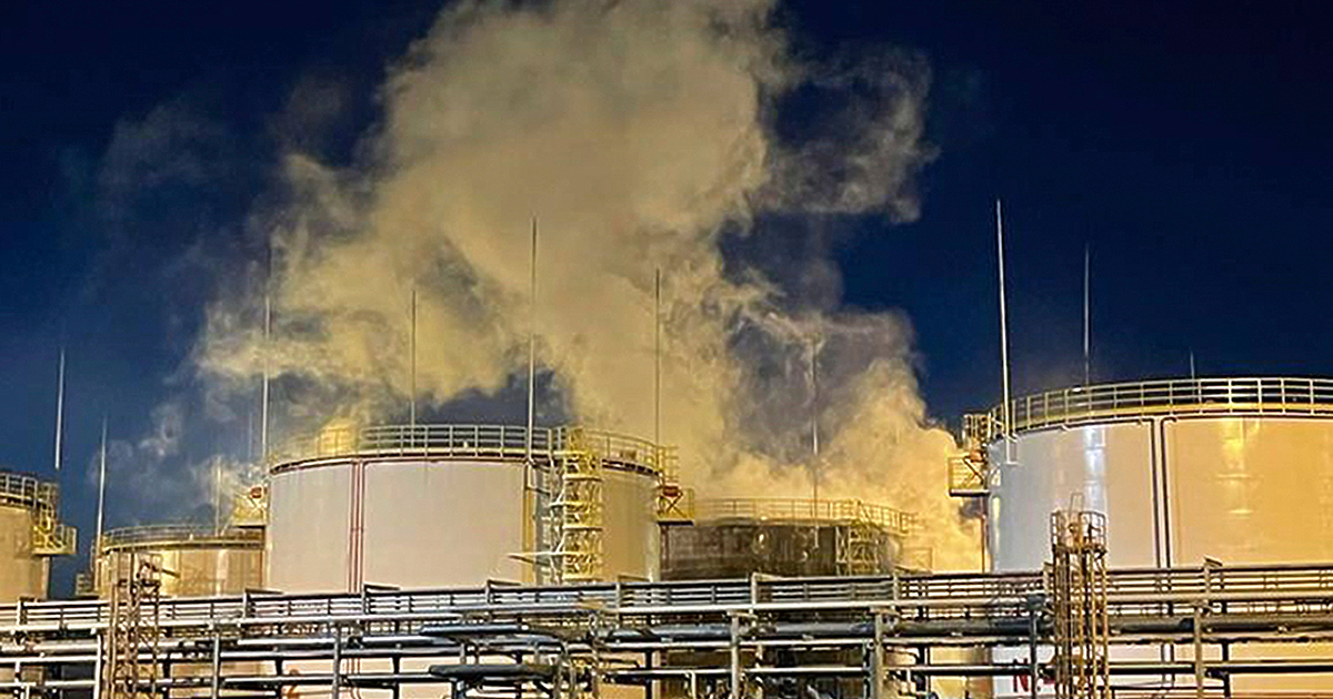 Резервоар в руската рафинерия в Кириши, една от най-големите в