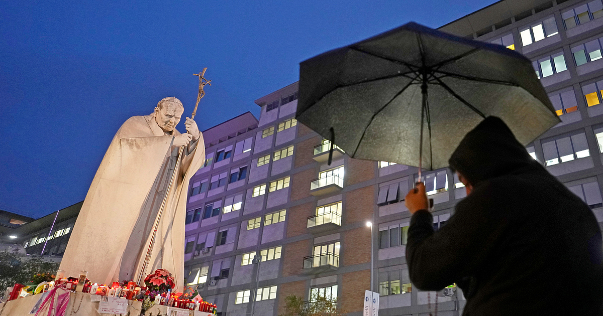 Папа Франциск, който вече 17 дни се бори с двустранна