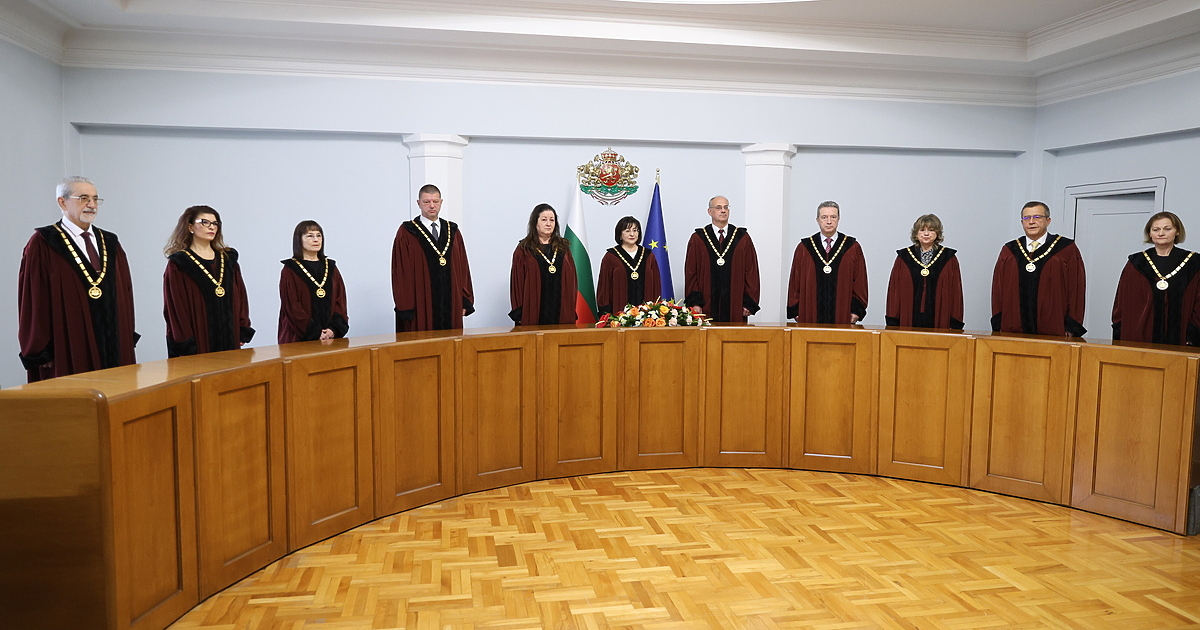 Драмата с Конституционния съд и изборите продължи и днес. При