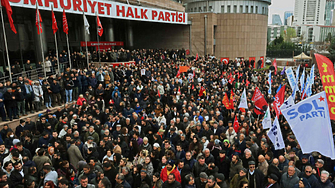 Хиляди се събраха пред общината в Истанбул в подкрепа на