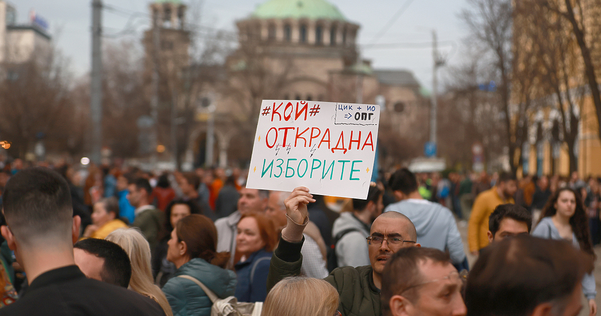 В 13-ия ден от март Конституционният съд касира избора на