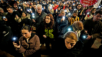 По призива на протестиращите студенти десетки хиляди граждани изпълниха централния