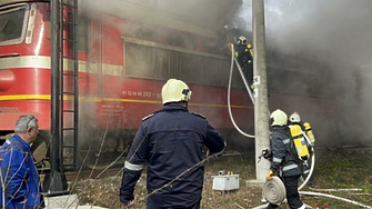 Локомотив на пътнически влак се е запалил на гарата в