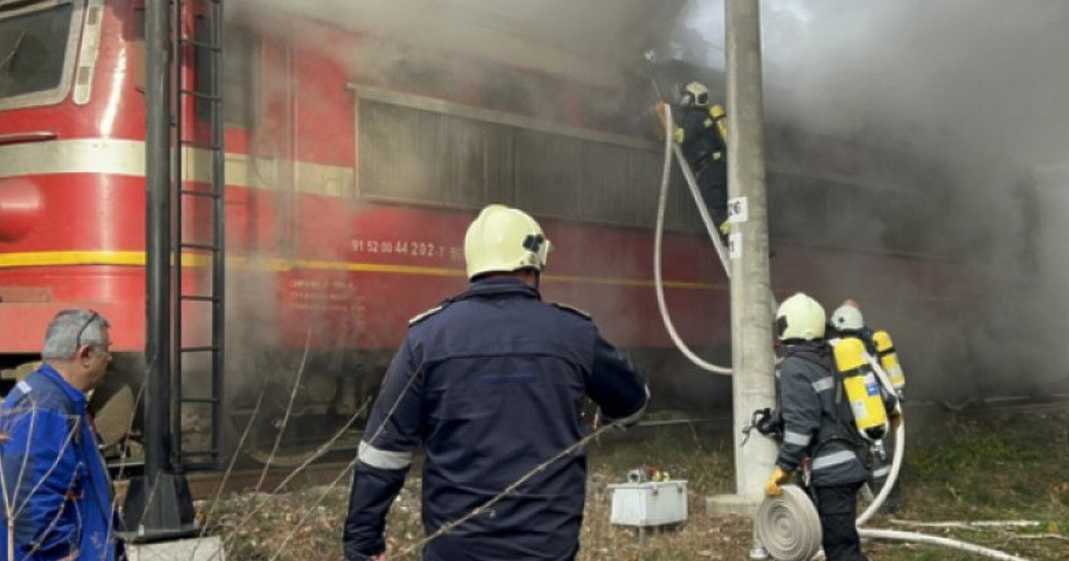Локомотив на пътнически влак се е запалил на гарата в