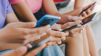 Децата стават активни потребители на интернет и социалните медии все