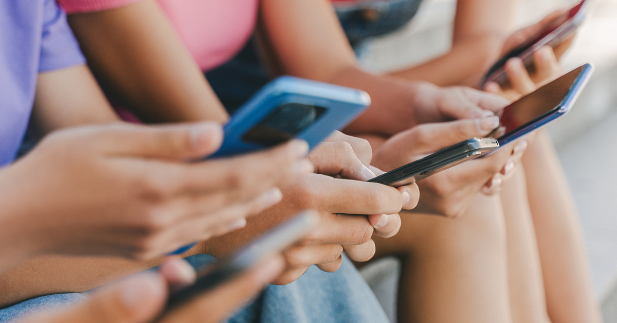 Децата стават активни потребители на интернет и социалните медии все