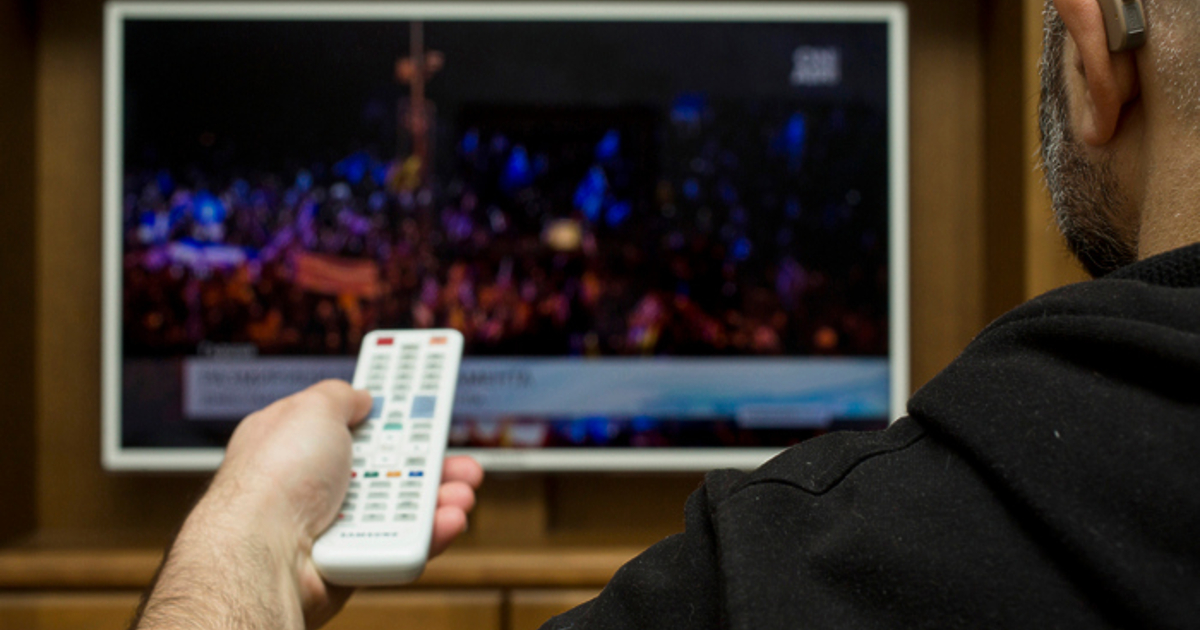 Хората, които прекарват повече време пред екрана в леглото преди