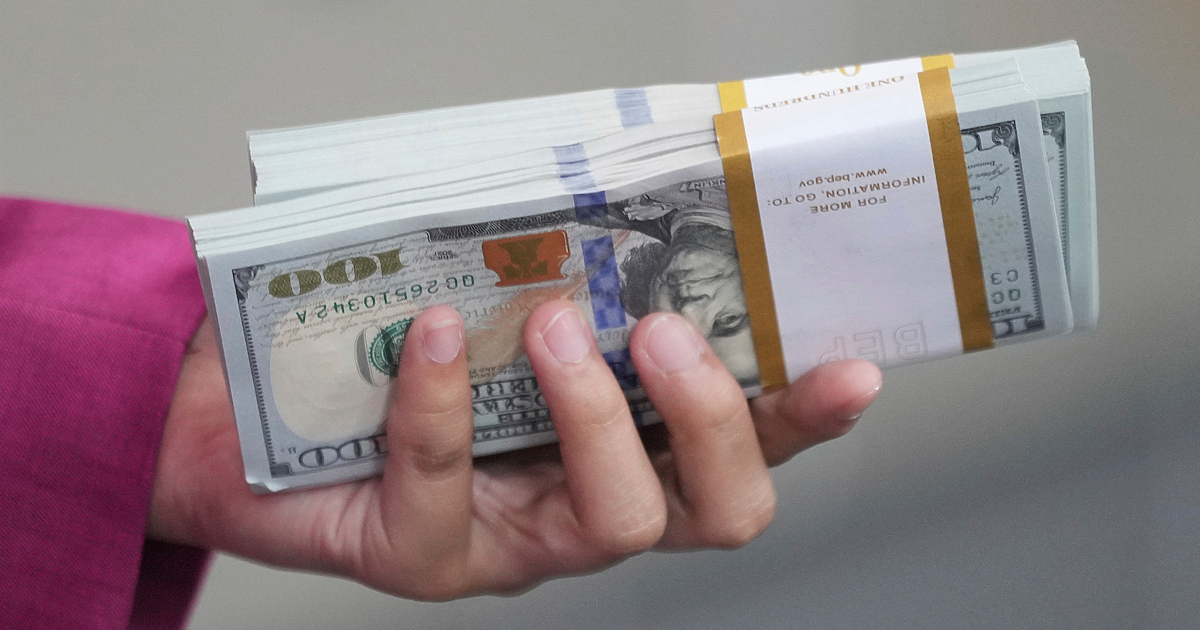 Светът продължава ускореното разпродаване на американски държавен дълг - най-вече