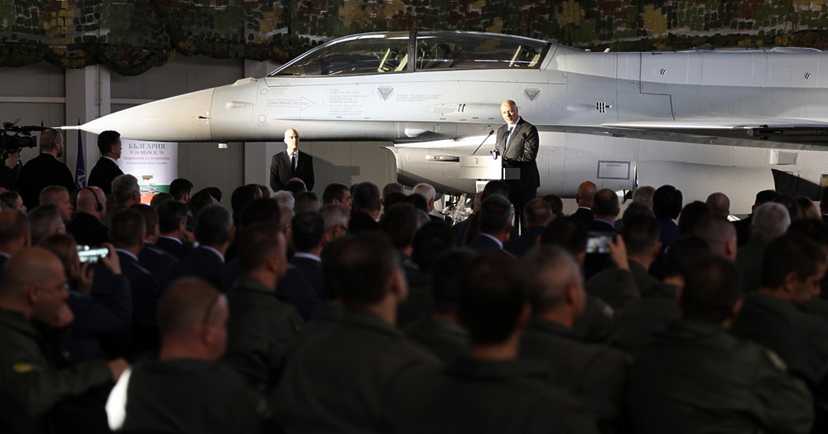 Първият български изтребител F-16 Block 70 беше посрещнат официално по