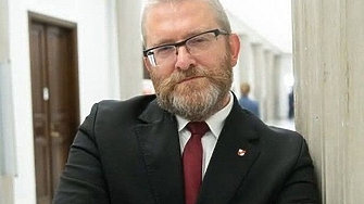 Крайно десният полски евродепутат Гжегож Браун е лишен от дневни