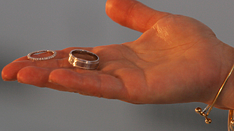 Полицията в Индия издирва 20 годишен младеж който избягал с 40 годишната