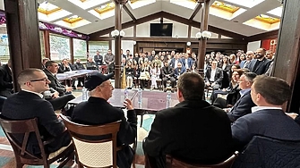 Осем огнестрелни оръжия сред които автомат Калашников трима задържани две