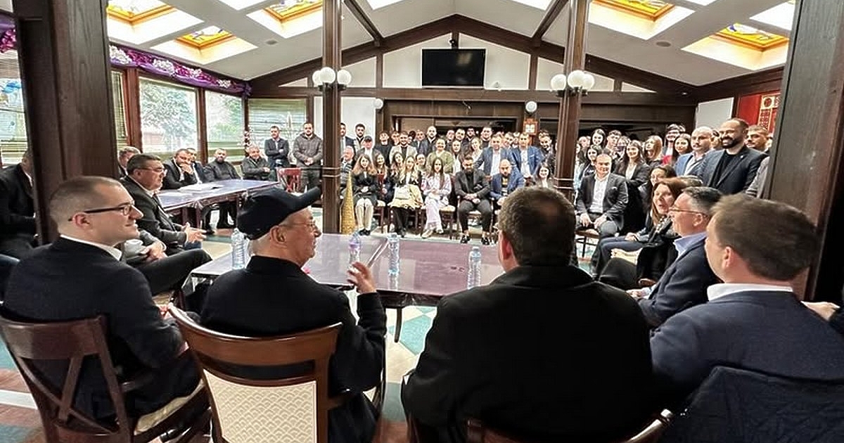 Осем огнестрелни оръжия, сред които автомат Калашников, трима задържани, две