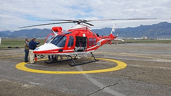 И третият медицински хеликоптер пристигна в България Той кацна в четвъртък