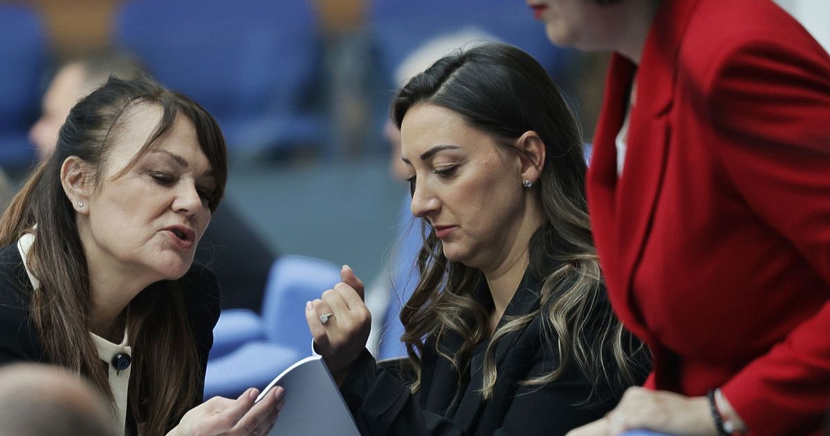 Депутатка е поискала да кърми бебето си в пленарната зала.