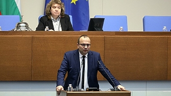 Депуатът от Продължаваме промяната Демократична България Мартин Димитров попита