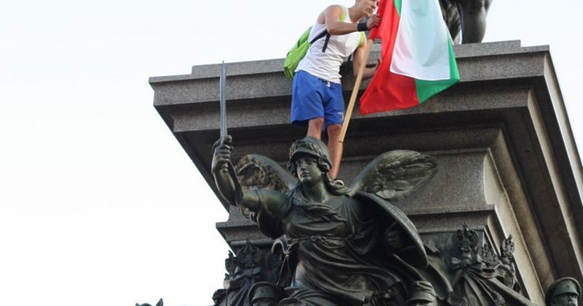 Добър вечер, уважаеми зрители, спите ли? Годината е 2013-та, въпросa го задава