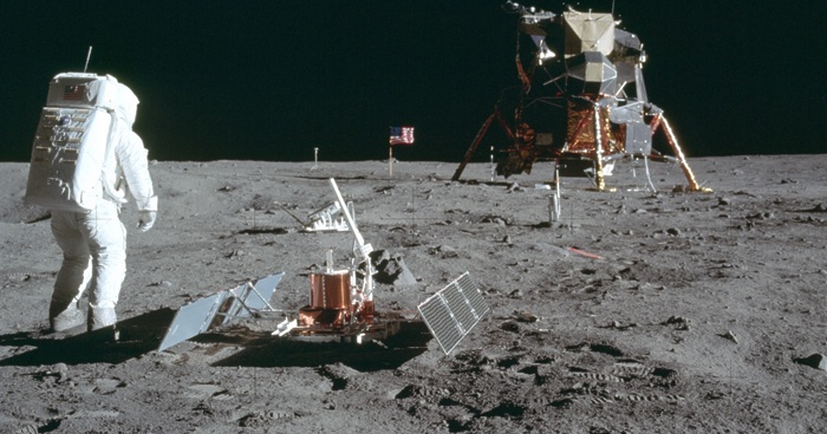 Как мирише Луната? Дванайсет души са стъпвали на нея досега