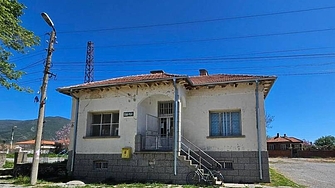 Хляб сирене и колбаси в пощенския клон на село Тази