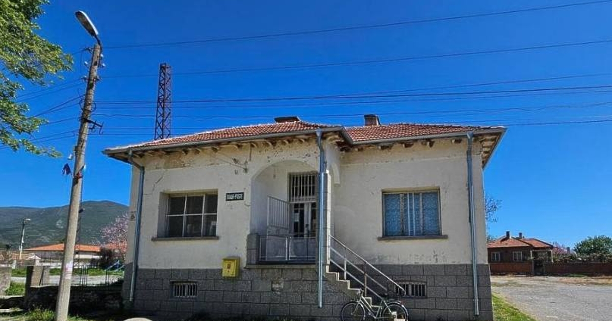 Хляб, сирене и колбаси в пощенския клон на село. Тази