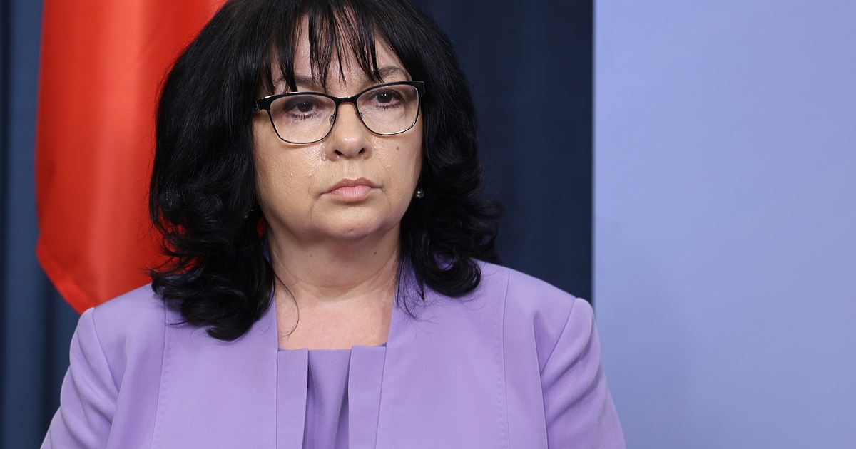 Президентът Радев отдавна участва в политическия живот, а сега иска