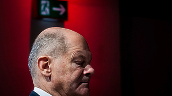 Отиващият си германски канцлер Олаф Шолц е избрал необичайна но