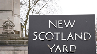 Антитерористичното звено на британската полиция задържа осем мъже сред които