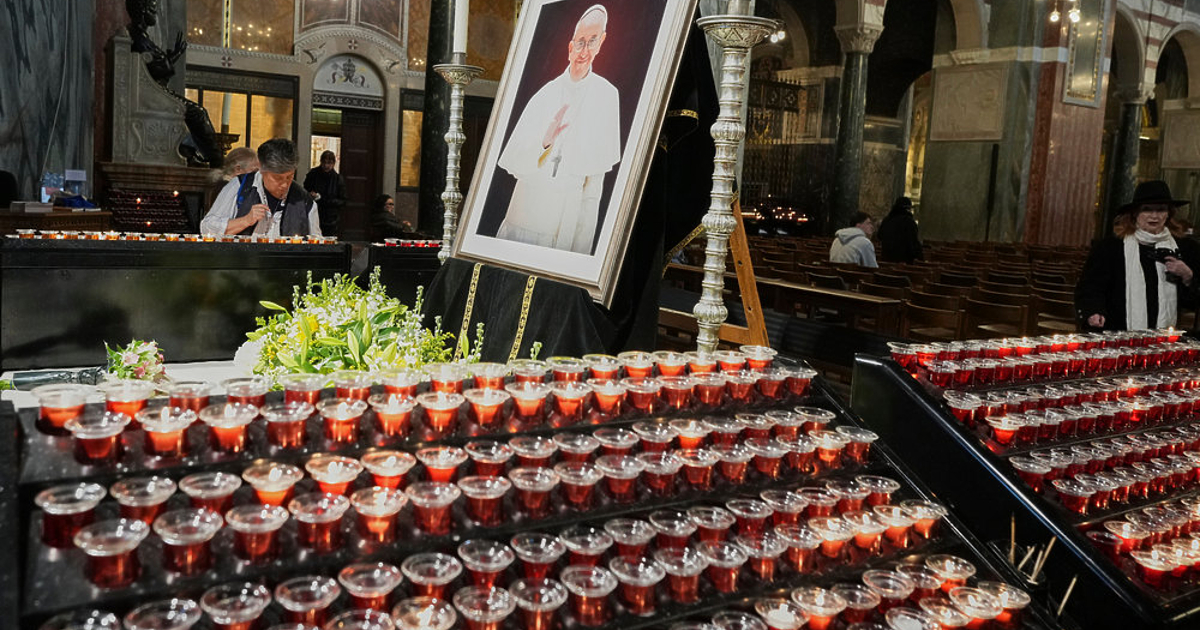 Ден след като поздрави миряните за Великден, папа Франциск пое