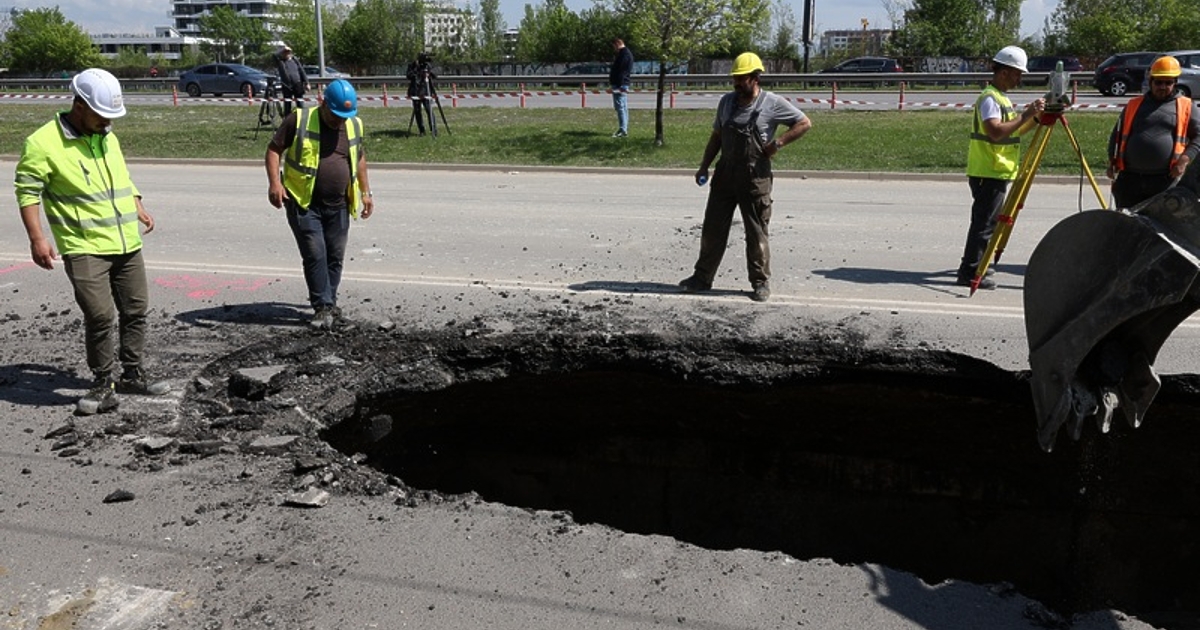 Пропадна част от локалното платно на бул. “Цариградско шосе“ откъм Окръжна болница.Това