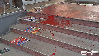 Млад мъж е залял с червена боя входа на Министерството