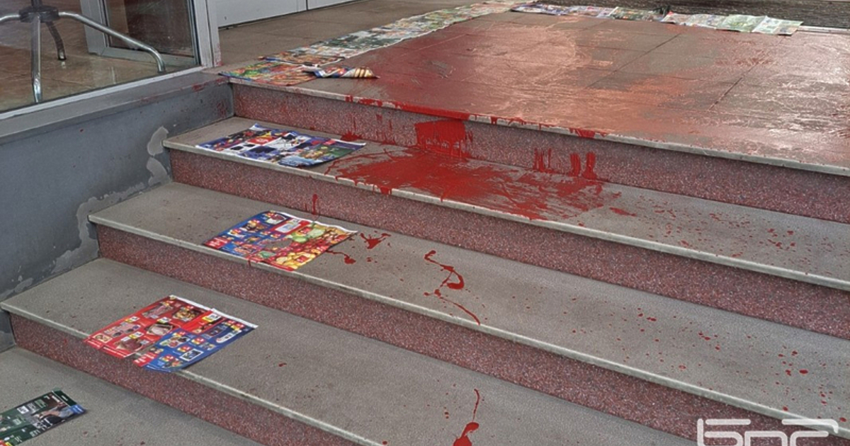 Млад мъж е залял с червена боя входа на Министерството