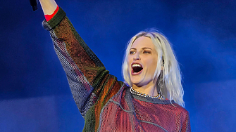 Абсолютно нечовешкото пеене размазващ груув и страхотни композиционни решения в