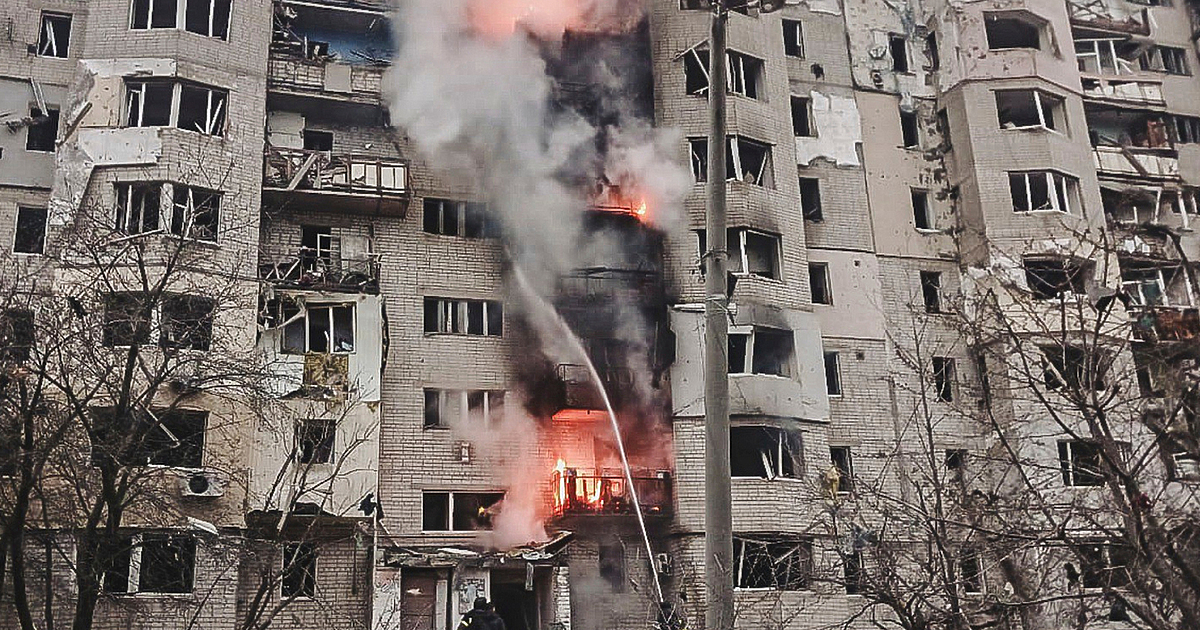 Анна Гин е журналистка и писателка, живее в украинския град Харкив.