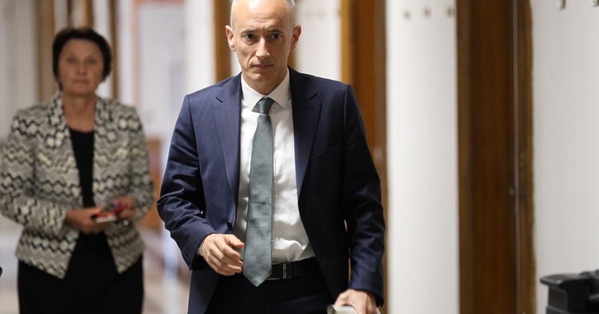 Началните учители са тези, които трябва да започнат да преподават