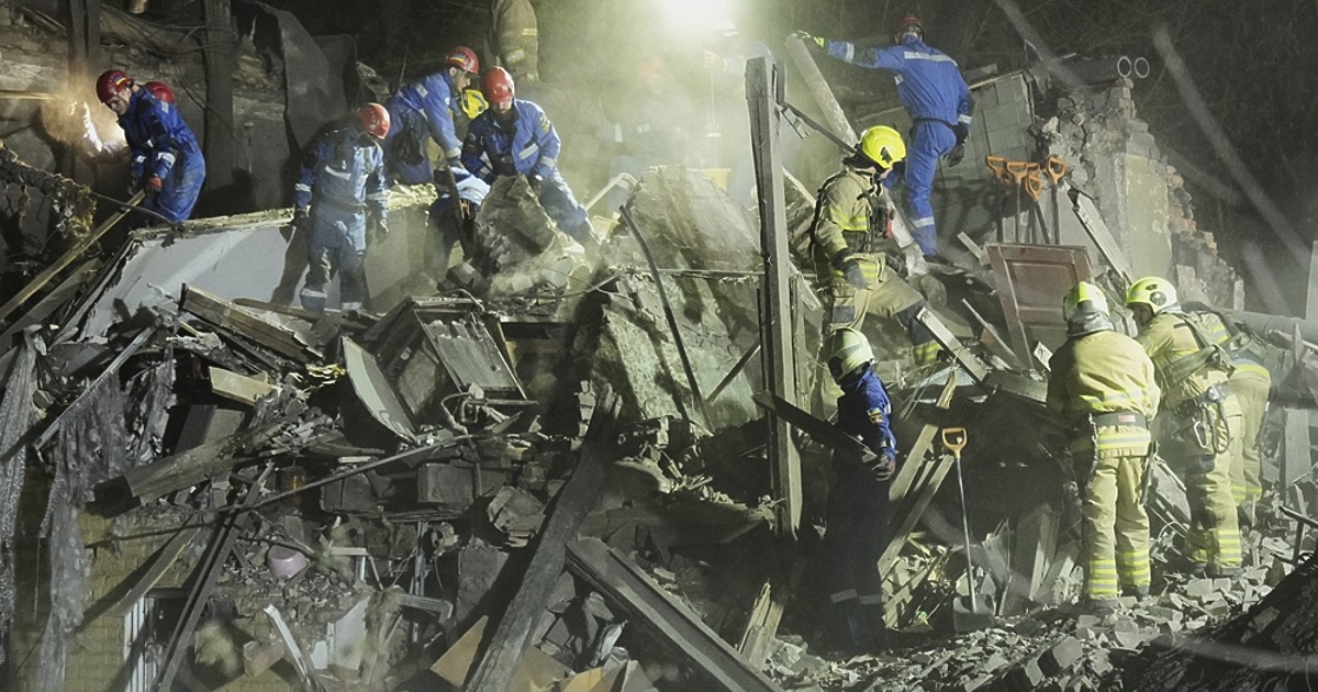 Най-малко девет души бяха убити и още 63 ранени при