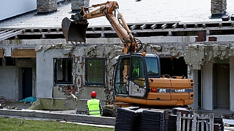 Днес Столична община започна премахването на т нар Зимни сараи –
