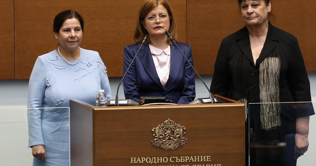 Докато Конституционния съд разсъждава по това дали не трябва да