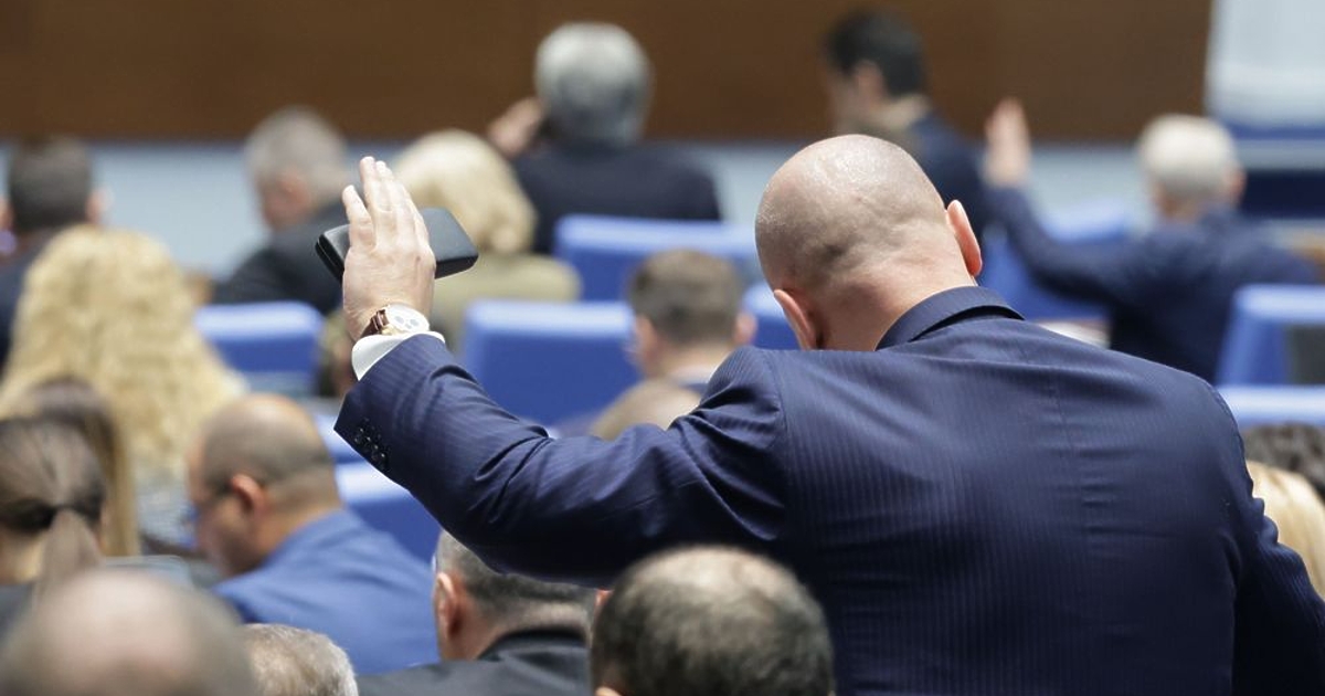 Още преди политическите формации в парламента, до които Радев адресира