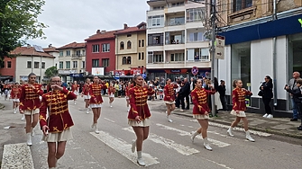 В днешния празничен ден очаквано поитиците излязоха със свои поздрави Росен
