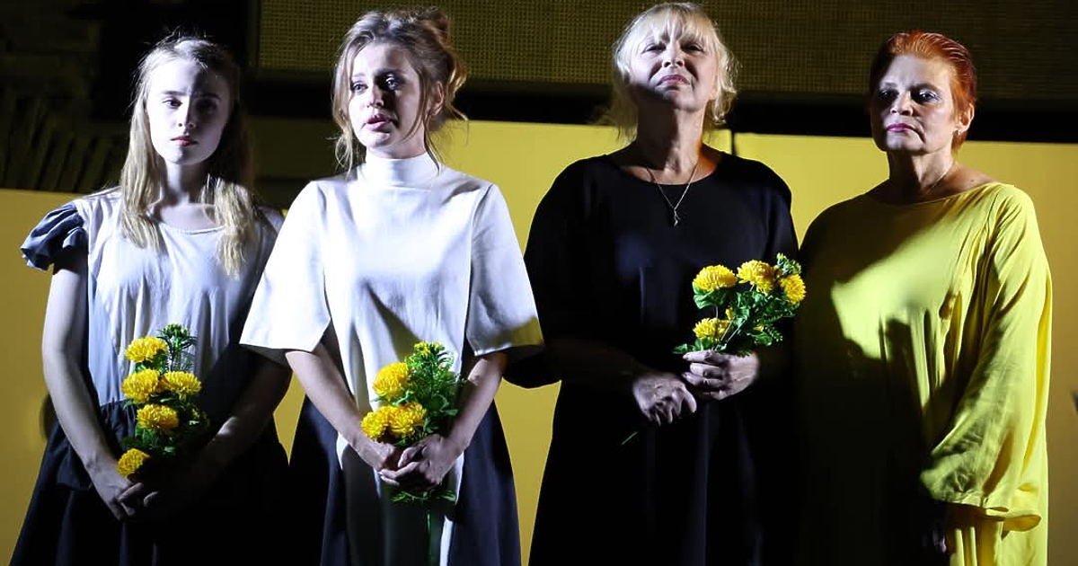 Анна Гин е журналистка и писателка, живее в украинския град Харкив.