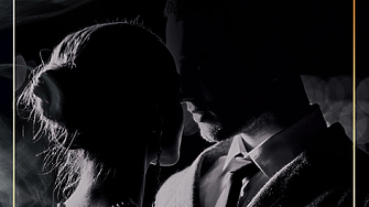 Бурна нощ  Бар в хотел пълен с блокирани пътници  Чаровен мистериозен мъж