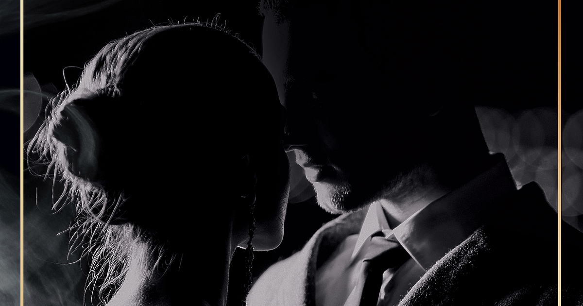 Бурна нощ. Бар в хотел, пълен с блокирани пътници. Чаровен, мистериозен мъж.