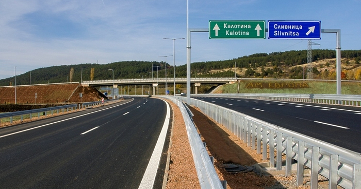 По 30 000 икони и жълти мешки, 15 000 плажни