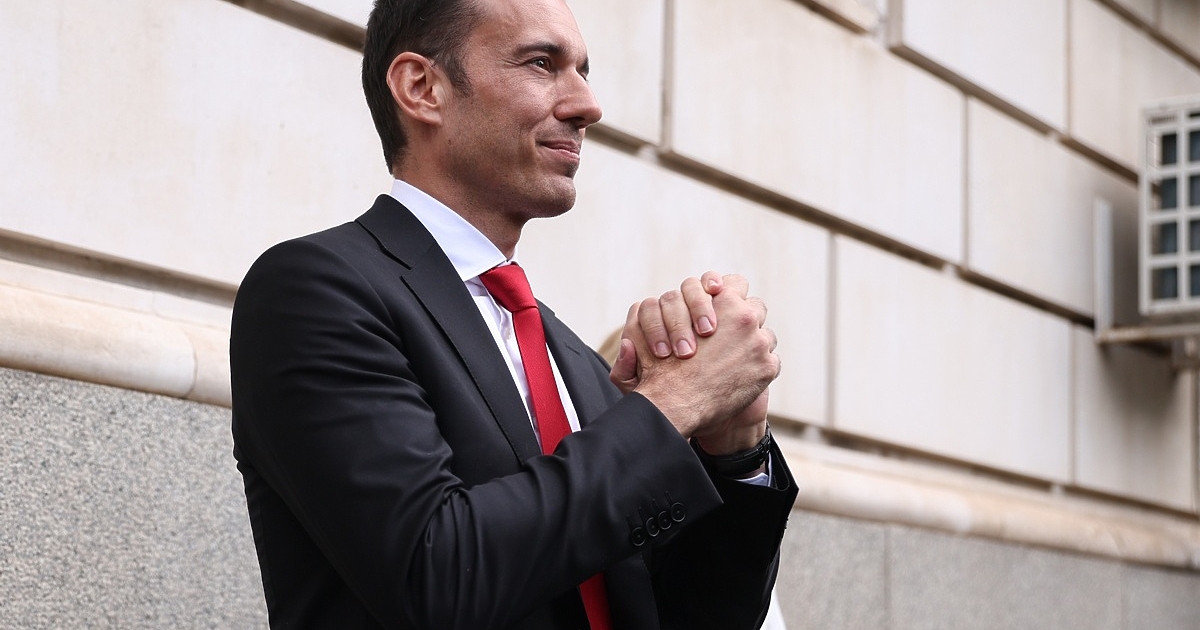 Когато не се обаждаш на Борисов, не молиш Пеевски за